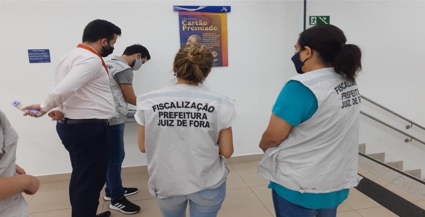 Equipe de Fiscalização pela vida notifica 31 agências bancárias da cidade