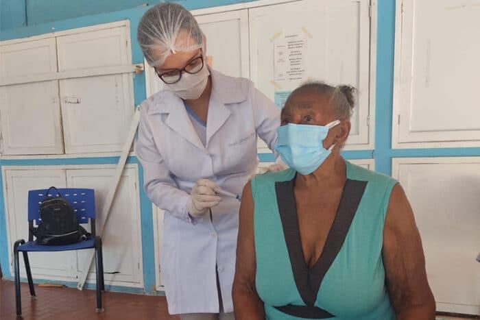 Idosa de 103 anos é a primeira a receber vacina na Zona da Mata