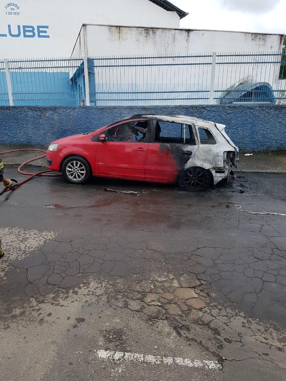 Incêndio em veículo deixa vítima fatal em Benfica