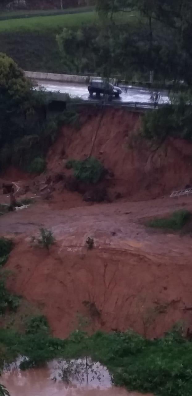 Moradores denunciam movimento irregular de terra, às margens da ponte Casablanca