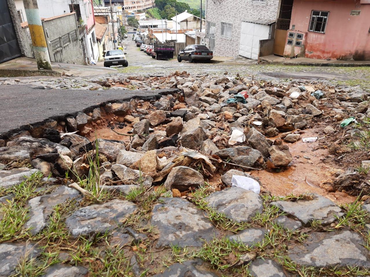 Moradores do bairro Graminha reclamam de buracos nas vias