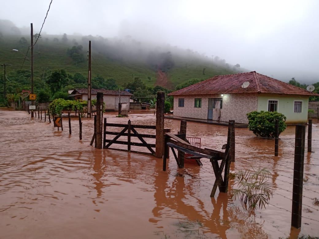 TROMBA D´AGUA INUNDOU RESIDÊNCIAS E TROUXE TRANSTORNOS A MORADORES DE CORREIO DE ALMEIDA E  BARBACENA
