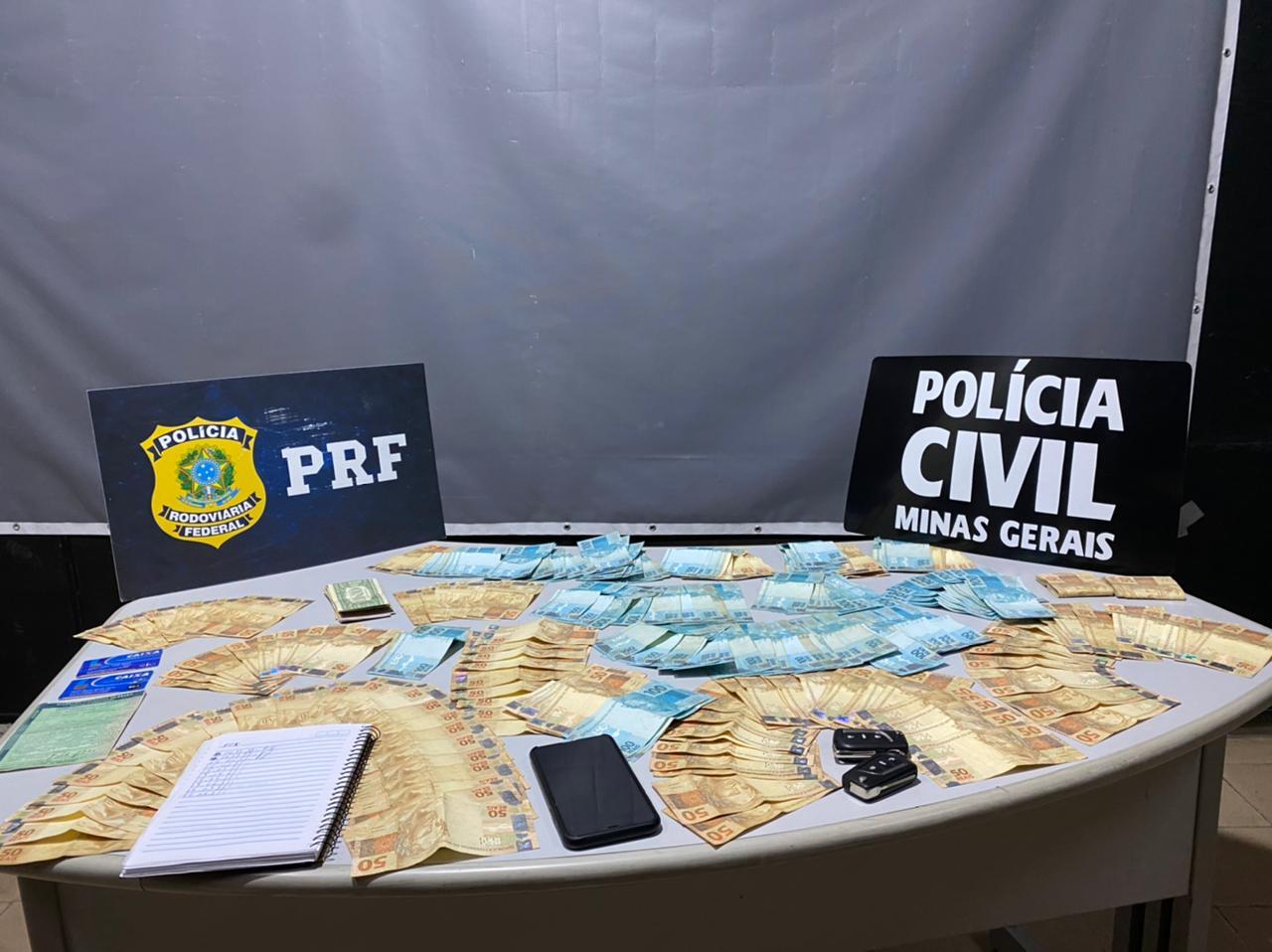Ação conjunta entre PRF e Polícia Civil recupera carro roubado e apreende 20 mil reais em JF
