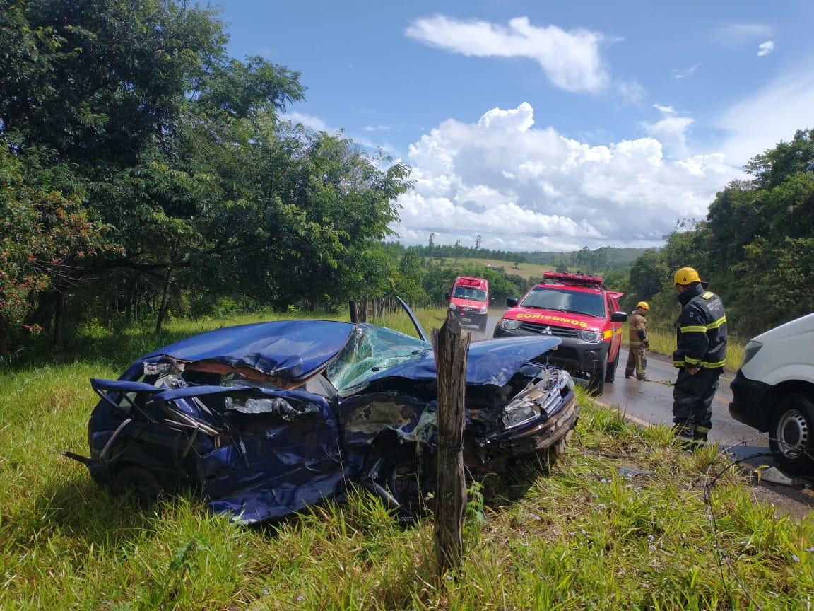 Acidente entre um carro e um caminhão na MG-129 causa a morte de uma mulher