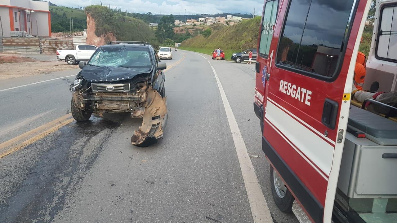 Acidente entre um carro e uma motocicleta deixa duas pessoas feridas