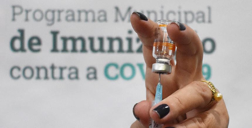 Aplicação de segunda dose da vacina em idosos de 90 anos ou mais começa neste fim de semana