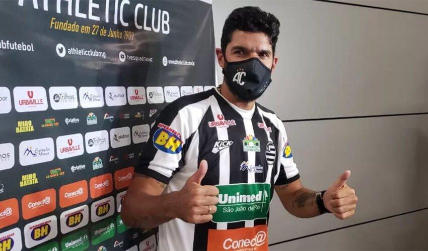 Atacante Loco Abreu fará sua estreia pelo Athletic no Estádio Mário Helênio