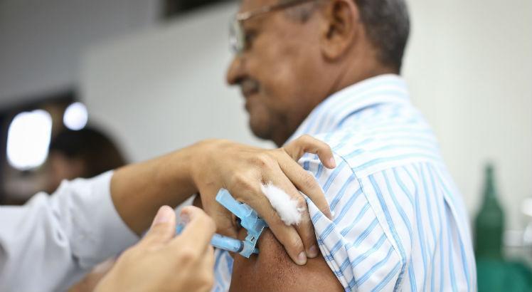 Cadastro para vacinação em idosos com mais de 90 já está aberto