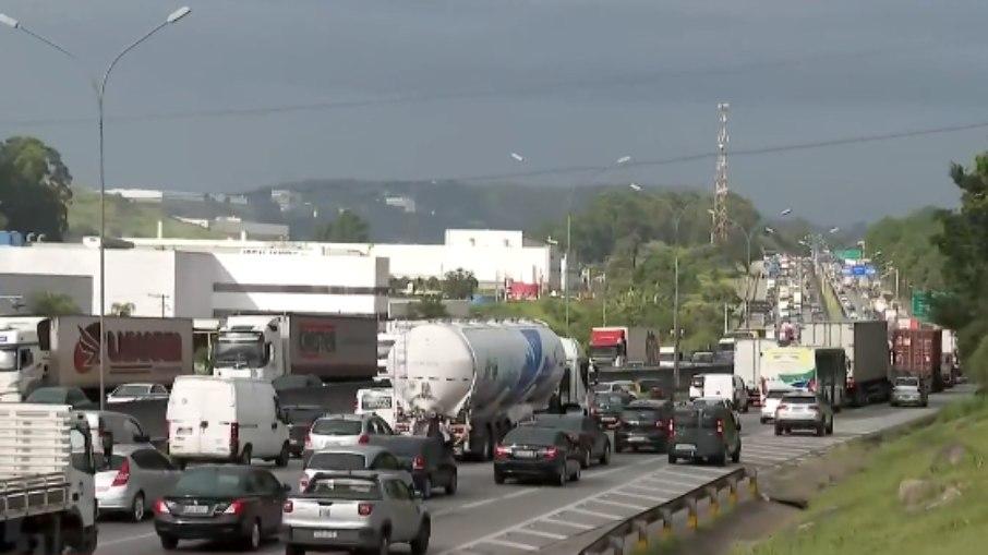 Caminhoneiros bloqueiam rodovia na região de Barueri - SP