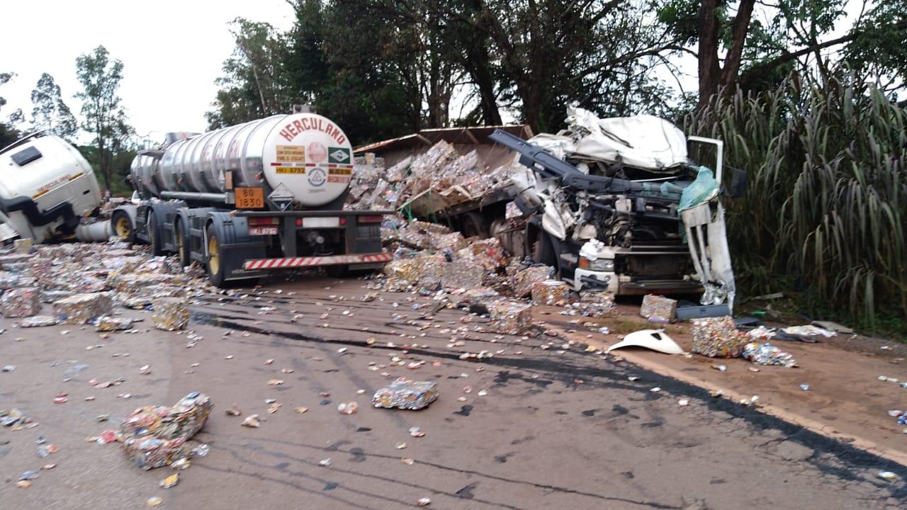 Carretas colidem em acidente na BR-040