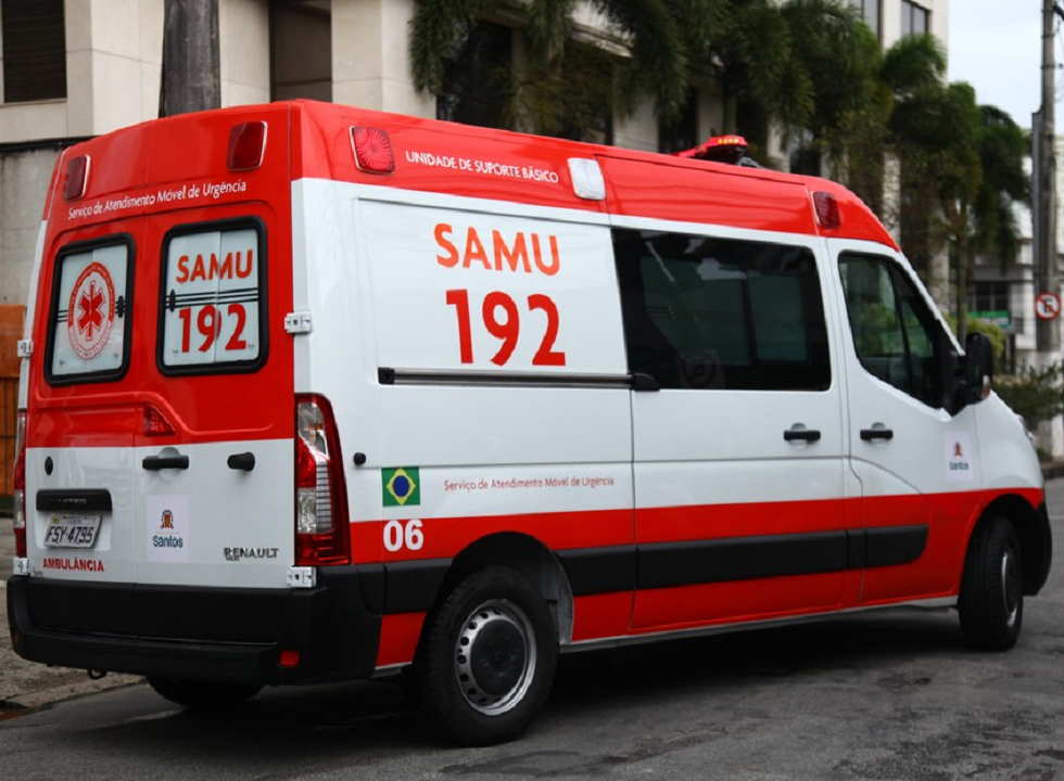 Carro e ambulância colidem em JF