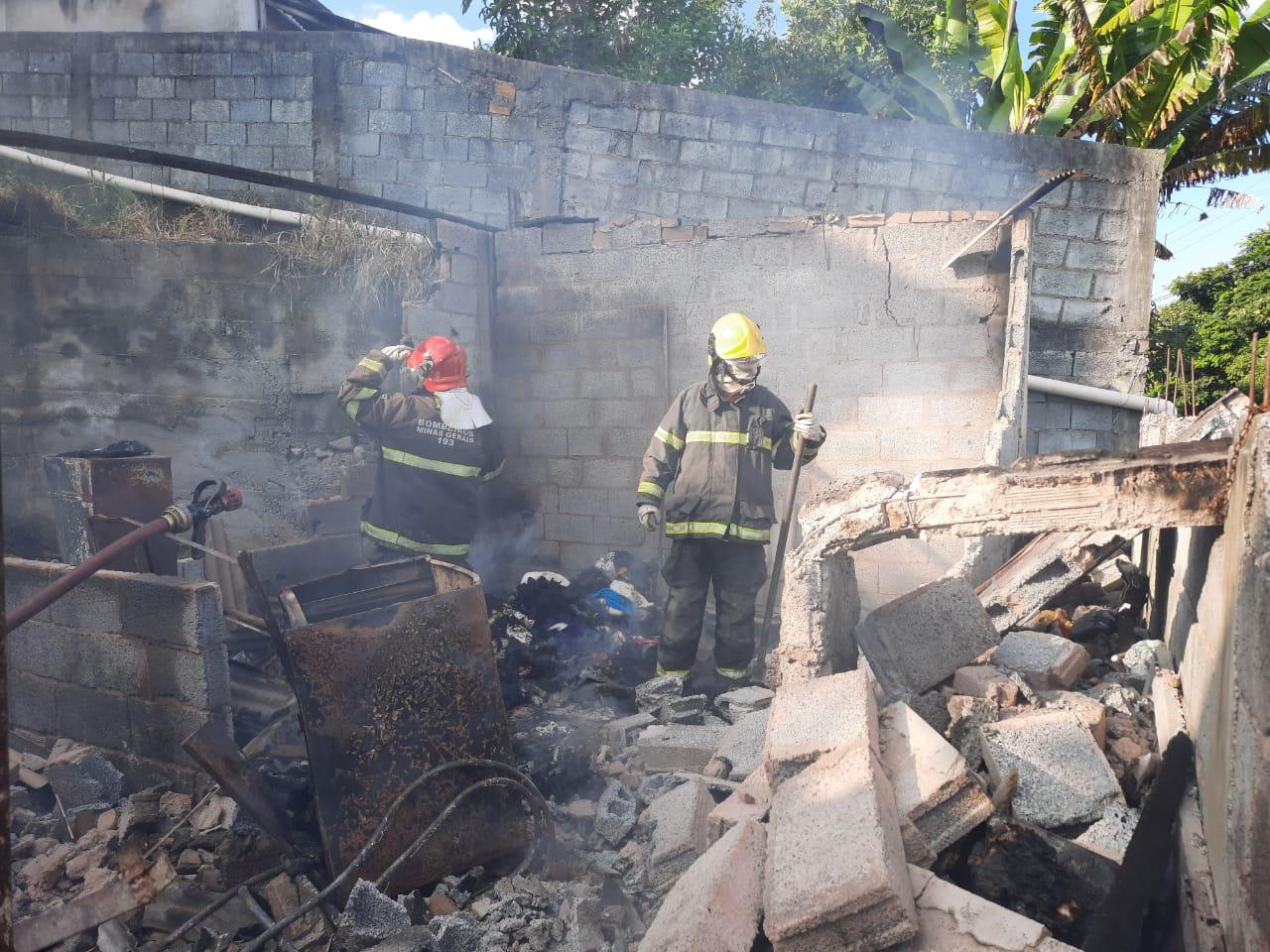 Casa pega fogo no bairro Nove de Março, em Barbacena