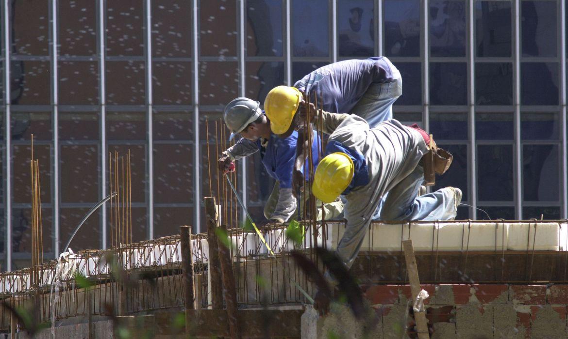Confiança da construção recua 0,5 ponto em fevereiro
