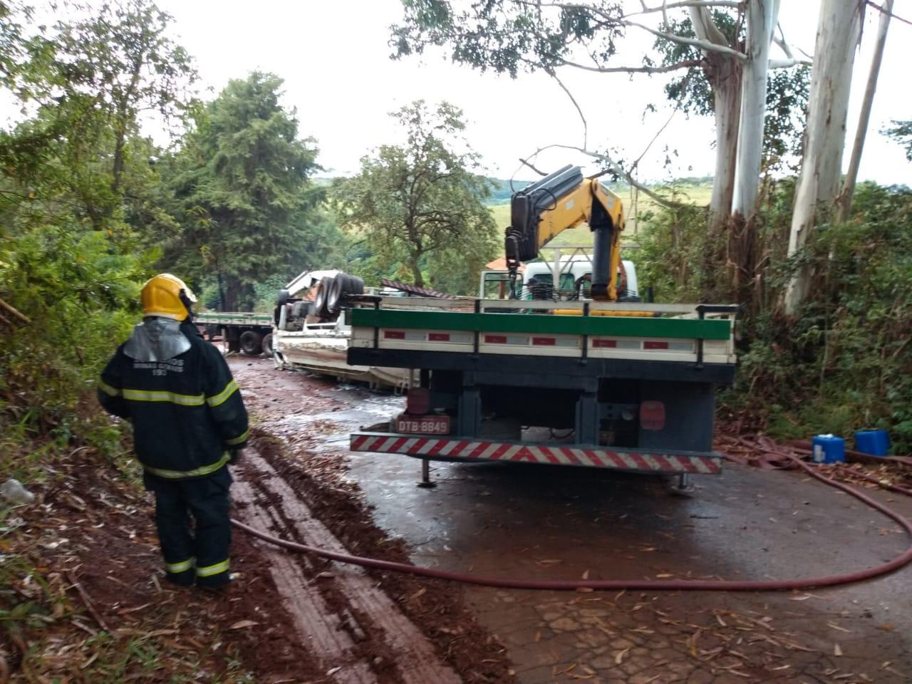 Corpo de Bombeiros concluí retirada de carreta que tombou na estrada