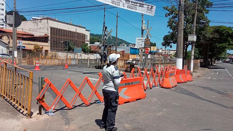 DNIT solicita que o cruzamento da linha férrea continue fechado no bairro Poço Rico