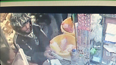 Dois estabelecimentos foram assaltados pelos mesmos suspeitos nesta quinta-feira