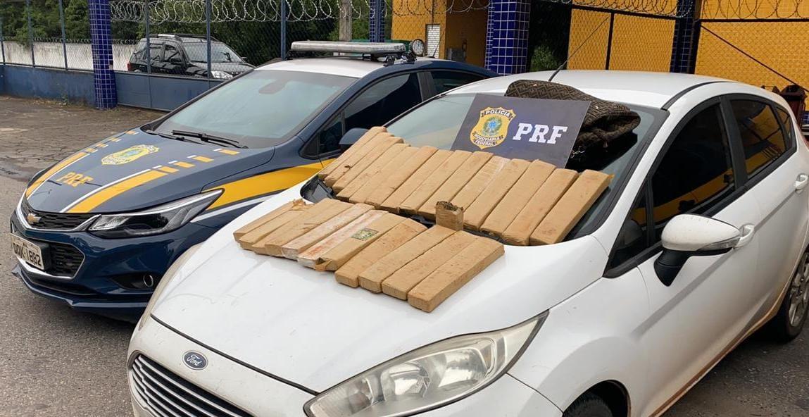 PRF encontra cerca de 25kg de entorpecentes em carro roubado