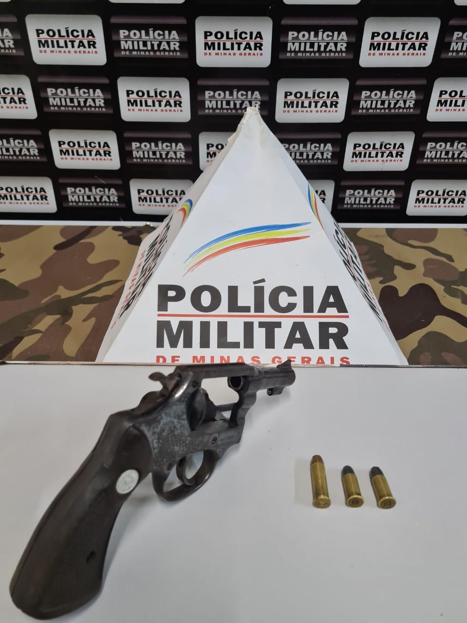 Homem é preso com arma de fogo e munições no bairro Santo Antônio