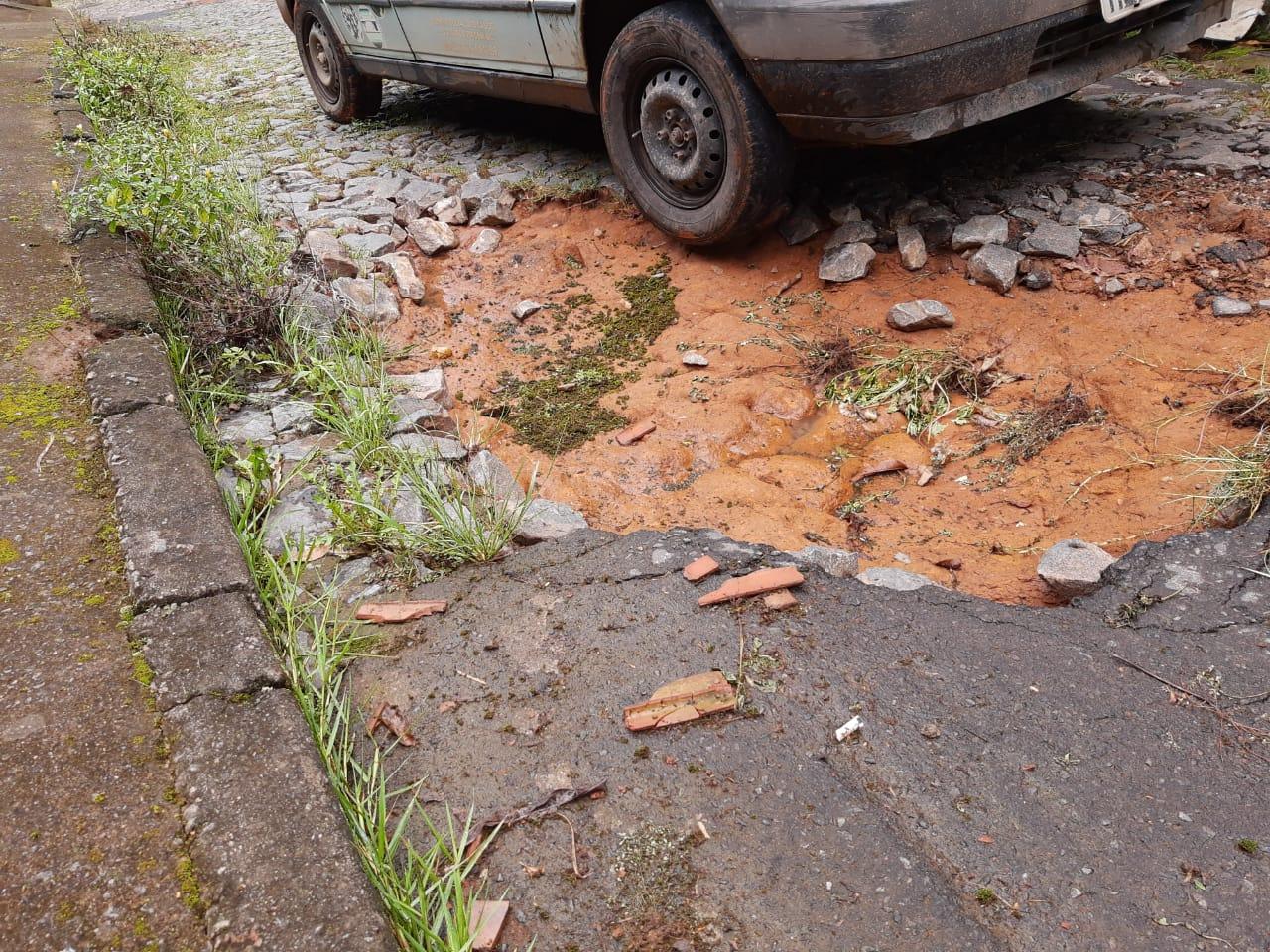Moradores dos bairros Graminha e Cruzeiro do Sul reclamam de buracos nas vias