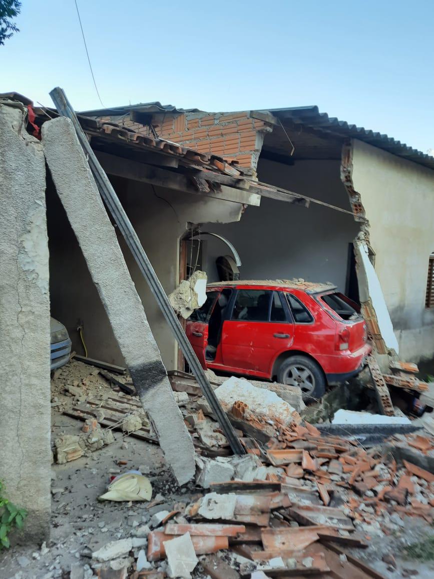 Motorista perde o controle do carro e invade casa