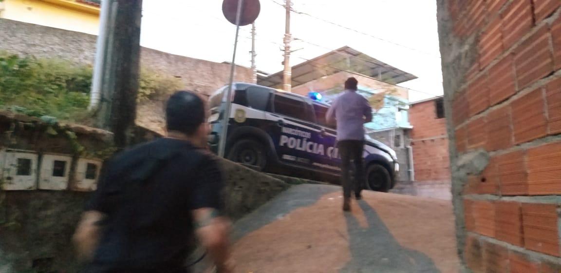 Polícia Civil prende dois suspeitos e apreende droga em operação na Zona Leste