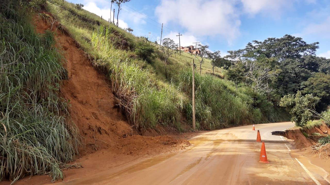 Prefeitura de Matias Barbosa informa ao DER-MG sobre o deslizamento em trecho da Estrada União e Indústria