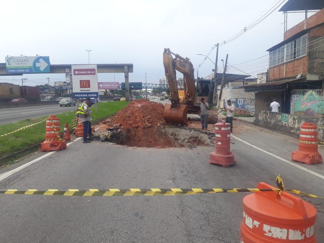 Problema na rede de drenagem causa interdição na BR-040