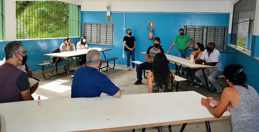 Representantes da Prefeitura visitam escola municipal no Residencial Parque das Águas