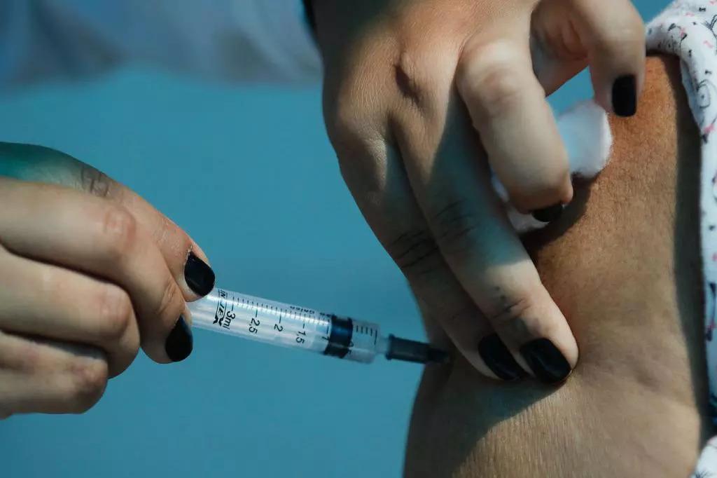 1852 vacinados são investigados pela CPI do Fura-Filas