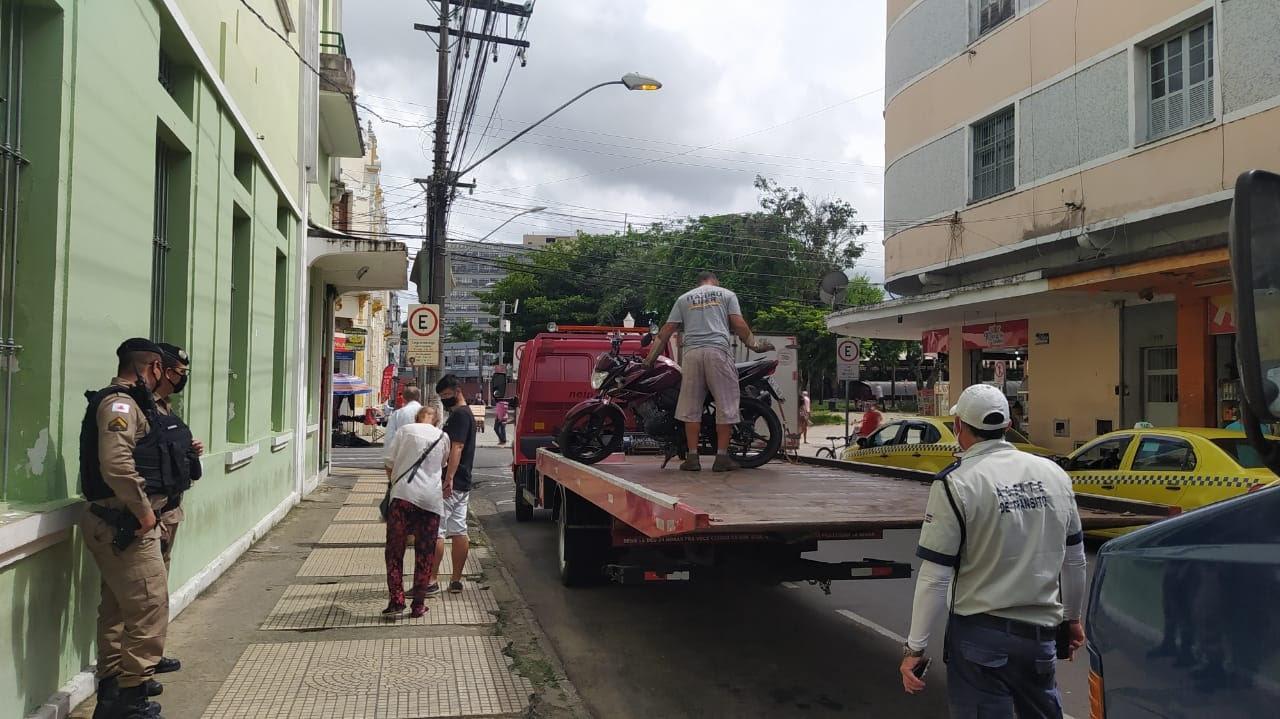 Agentes de trânsito localizam moto furtada