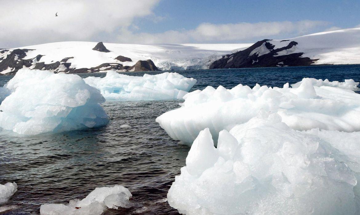 Antártica: degelo provoca separação de iceberg