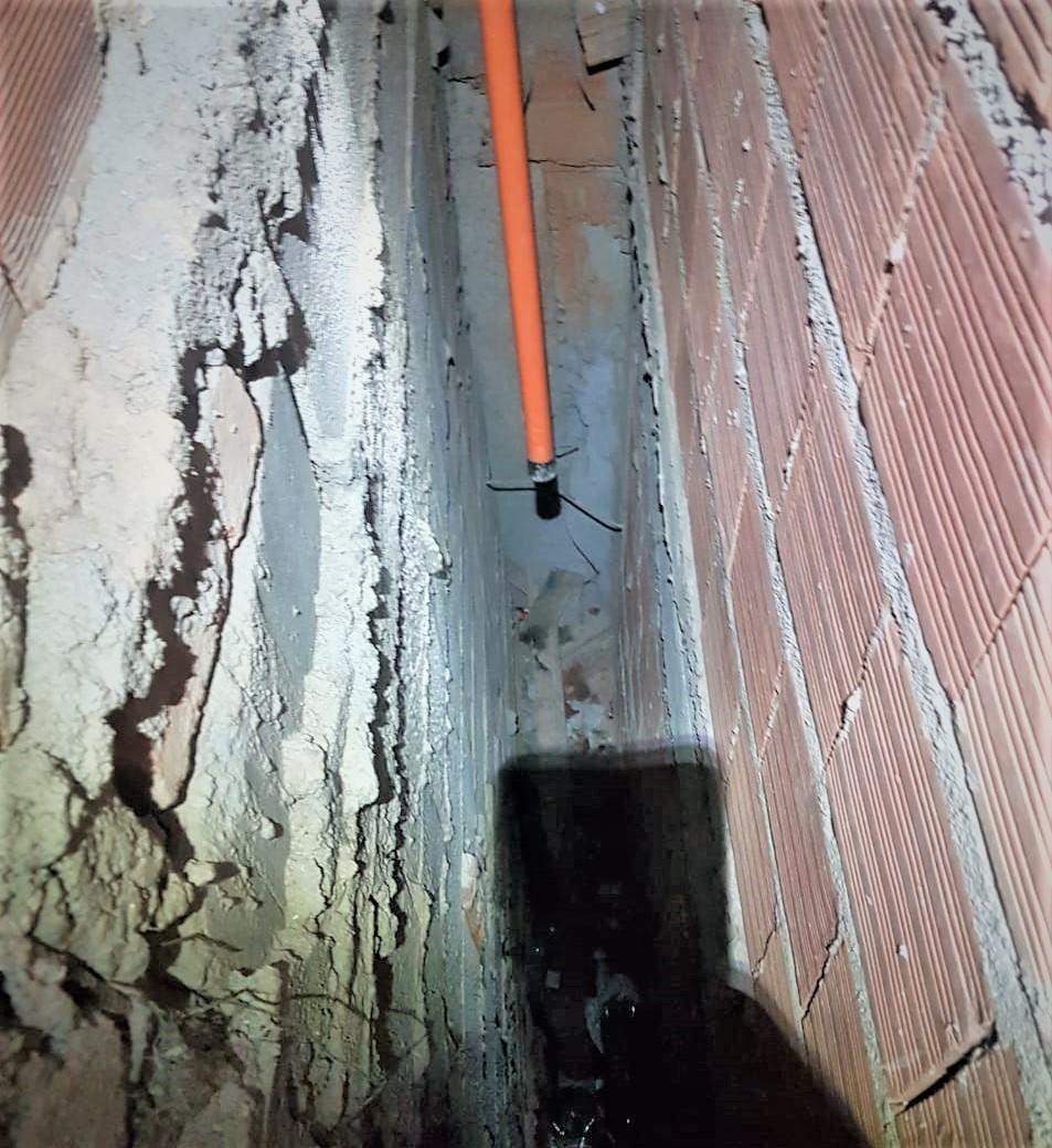 Bombeiros resgatam cão entalado em Barbacena