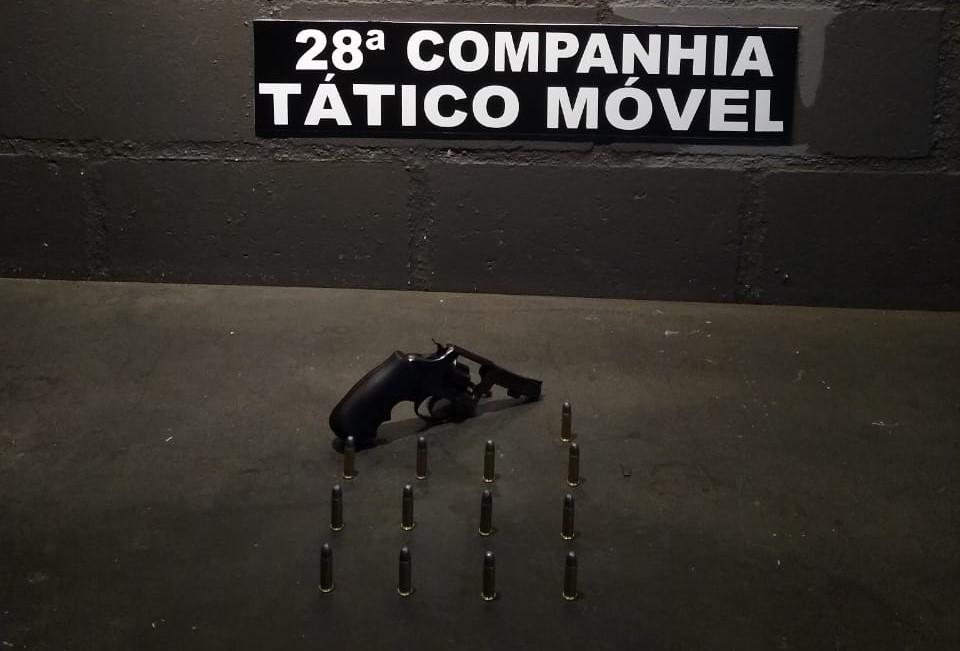 Homem é preso após guardar arma ilegal para outra pessoa