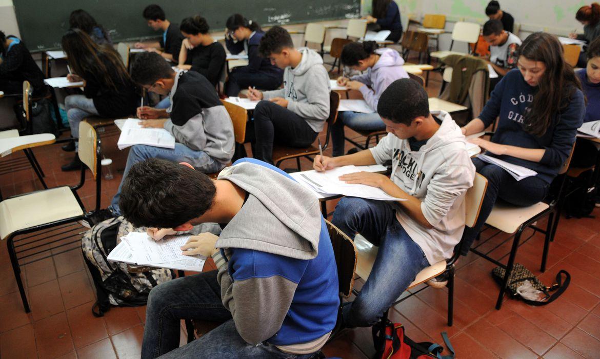 Livro didático para o novo ensino médio deve ser escolhido até amanhã
