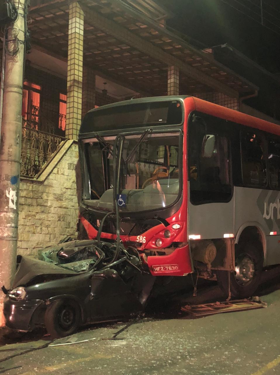 Ônibus bate em um carro parado após perder o freio