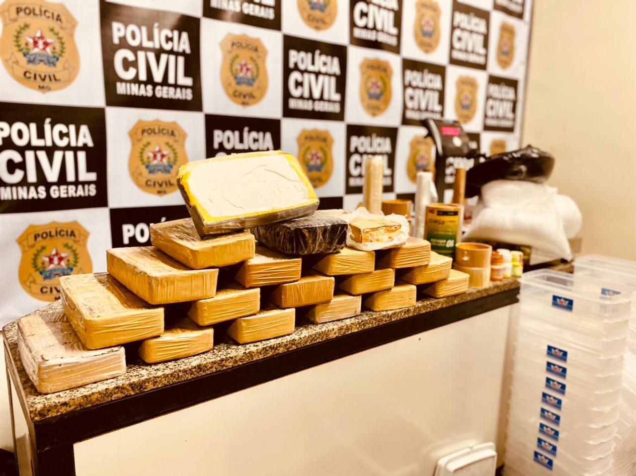 PCMG estoura laboratório de refinamento de drogas e prende dois suspeitos em JF