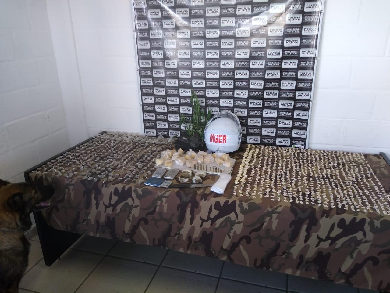 PM apreende 853 pedras de crack e diversos materiais em JF