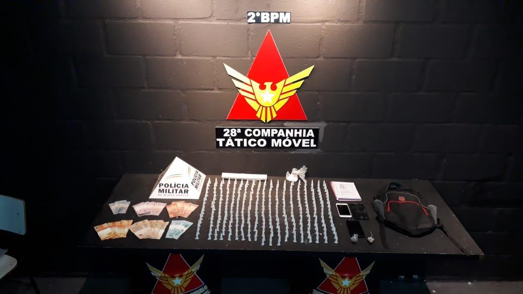 Polícia apreende drogas e mais de R$ 1.300,00 no bairro Vila Ideal