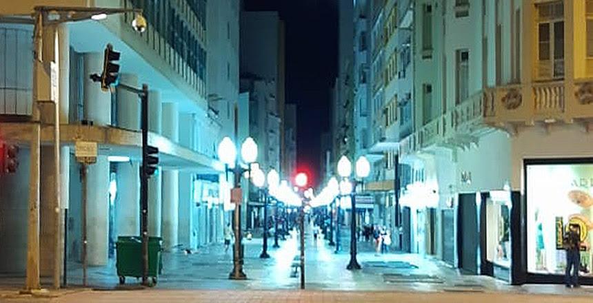 Prefeitura faz substituição de lâmpadas no calçadão