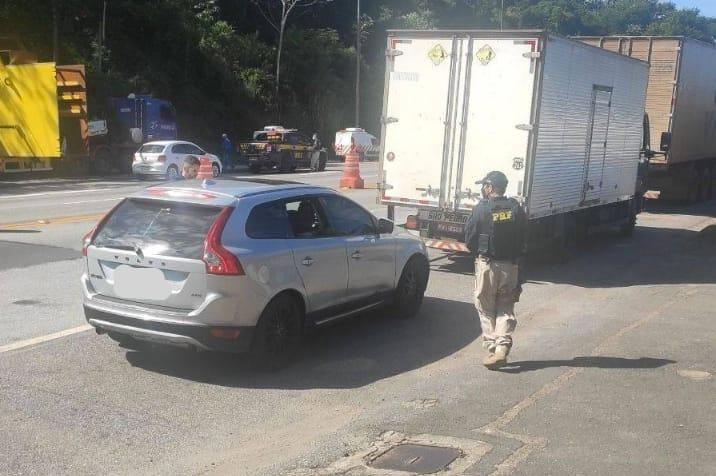 PRF cumpre mandado de prisão em aberto após receber notícia sobre casais que saíram de restaurante sem pagar