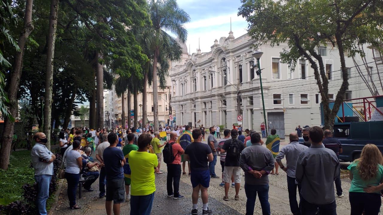 Reivindicações contra o lockdown se estendem durante toda a madrugada