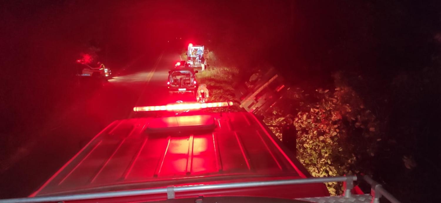 Bombeiros atendem acidente com vítima presa às ferragens na BR 494