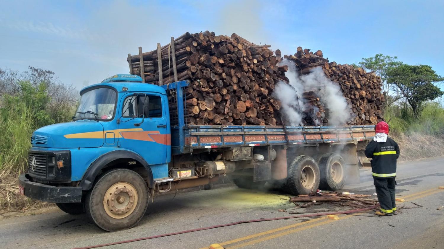 Bombeiros combatem incêndio em caminhão na MGC 383
