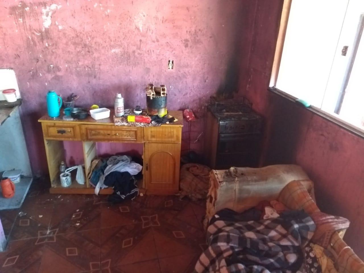 Bombeiros combatem incêndio em residência em Barbacena