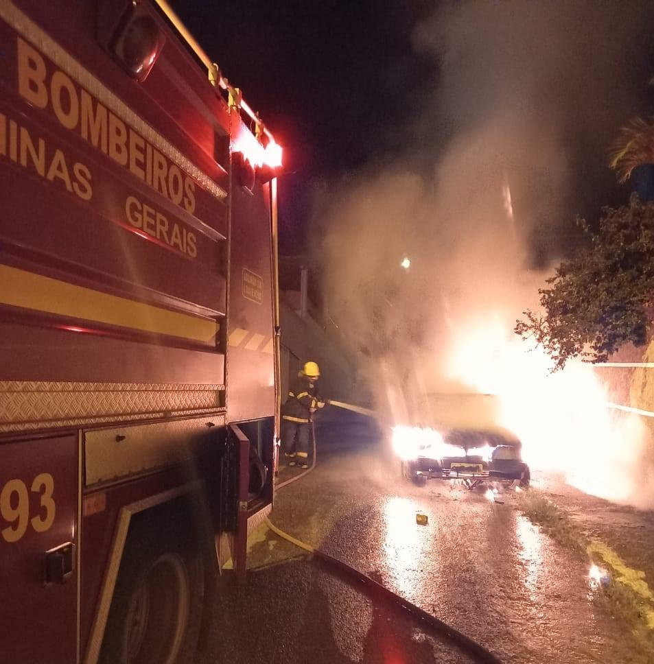 Bombeiros combatem incêndio em veículo no Senhor dos Montes