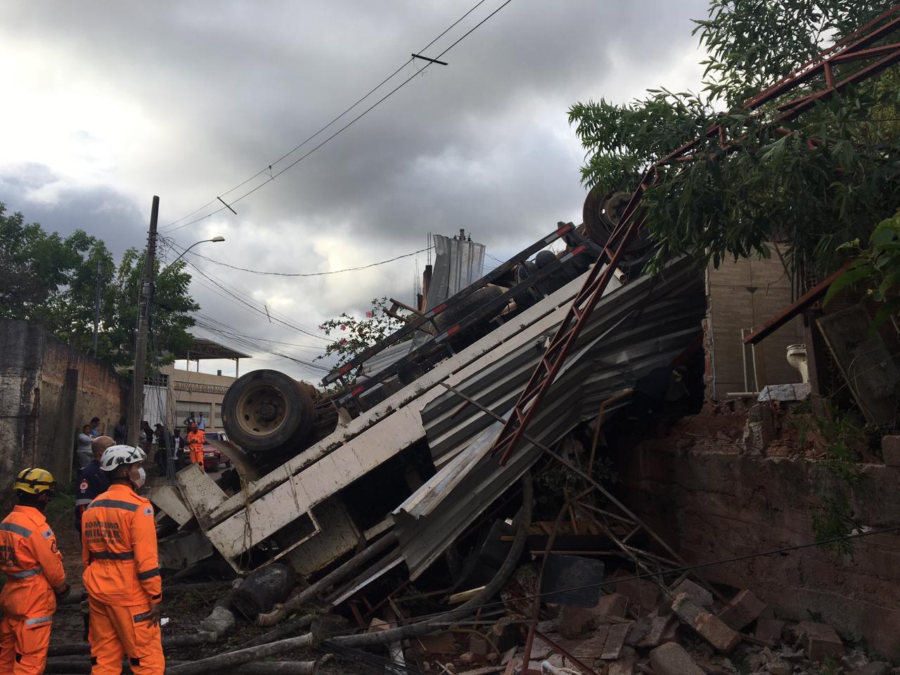 Caminhão desce a ribanceira e atinge casa em JF