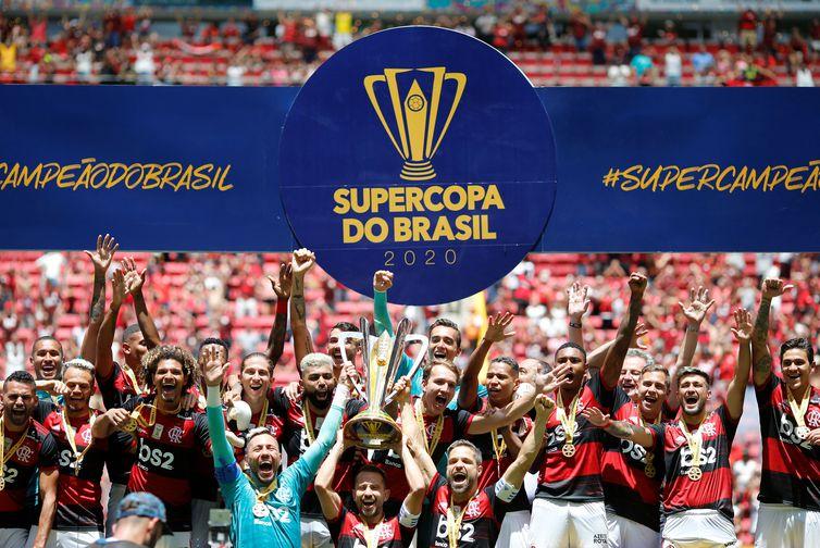 Flamengo é campeão da Super Copa do Brasil ao empatar no tempo normal e vencer o palmeiras nos pênaltis