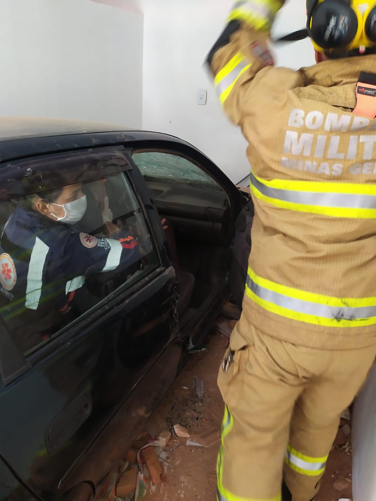 Idoso perde controle de veículo e invade obra em Conselheiro Lafaiete