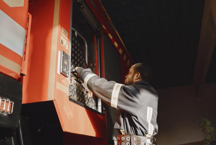 Motociclista fica gravemente ferido em colisão