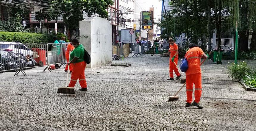 Parque Halfeld recebe limpeza da equipe de varrição do Demlurb